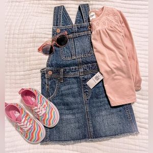 NWT 🏷️- 3T denim jumper with a slight frayed bottom 💘